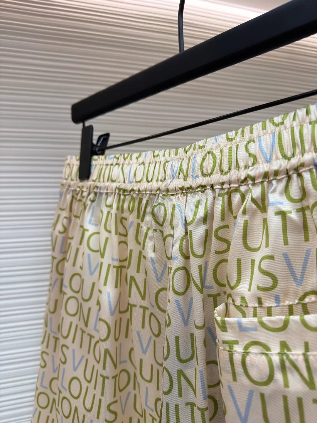 LOUIS VUITTON full-print letter shorts ●Item number: 1682540-A60 ●Fabric: cotton fabric ●Technology: printing production ●Color: apricot ●Version: fitted version ●Weight: about 165 grams ●Size: 45-48-50-52 ●Description: Made of high-thread-count pure cotton poplin fabric. The fabric is treated with pre-washing water and feels smooth and breathable. It has good drape and stiffness, and is not easy to wrinkle and deform. The brand letter pattern printed all over the body of the garment is produced using digital direct printing technology. The color reproduction is high and the pattern is delicate. It is not easy to fade and smudge after high-temperature fixation treatment. The letters are neatly arranged to highlight the brand recognition. The shirt is designed with a Cuban collar, the neckline is smooth and natural, and the buttons at the placket are made of custom mother-of-pearl buttons, which have a warm and shiny texture. The overall cut is a loose silhouette, the shoulder joints are flat-stitched, the stitching is straight and fine, the cuffs are short-sleeved cuffs, and the details are exquisite. The customized accessories and three labels are complete, making it easily suitable for casual vacations and daily outings. The overall wiring is straight and delicate, the fabric is comfortable and soft, and the color is consistent without color difference. It can be matched with the same style to create a fashionable look and control various occasions. Customized accessories, complete with three standards, same style for men and women!
